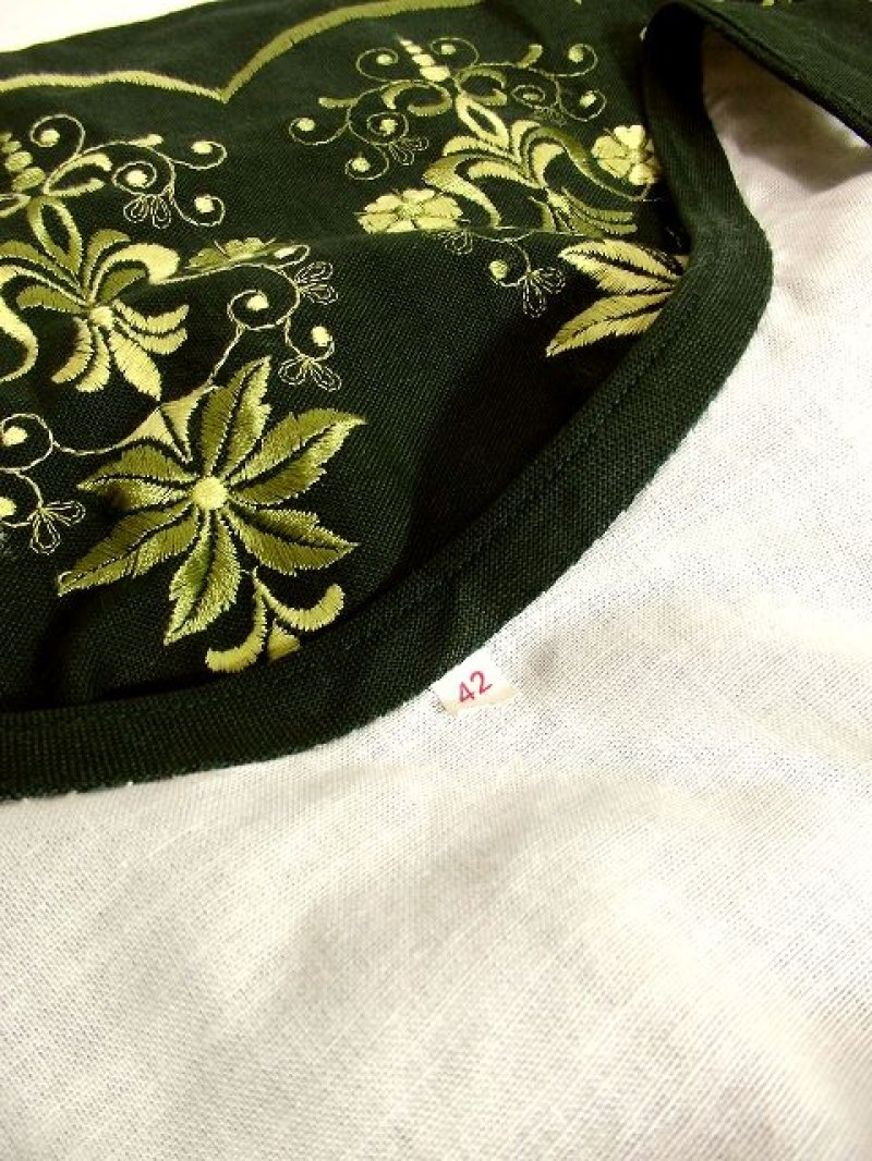 画像3: 深いグリーン地に素晴らしいお花刺繍がぷっくり浮かび上がる グラデーションカラー使い ディアンドル チロルワンピース ドイツ民族衣装 舞台 演奏会 フォークダンス オクトーバーフェスト 【3533】