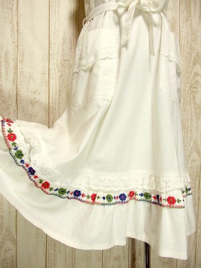 画像2: ヨーロッパ古着 ぷっくりお花刺繍＆レース装飾が可愛すぎる〜!!ウエストリボン結び。 乙女デザインなヴィンテージホワイトコットンドレス