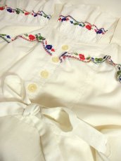 画像4: ヨーロッパ古着 ぷっくりお花刺繍＆レース装飾が可愛すぎる〜!!ウエストリボン結び。 乙女デザインなヴィンテージホワイトコットンドレス (4)