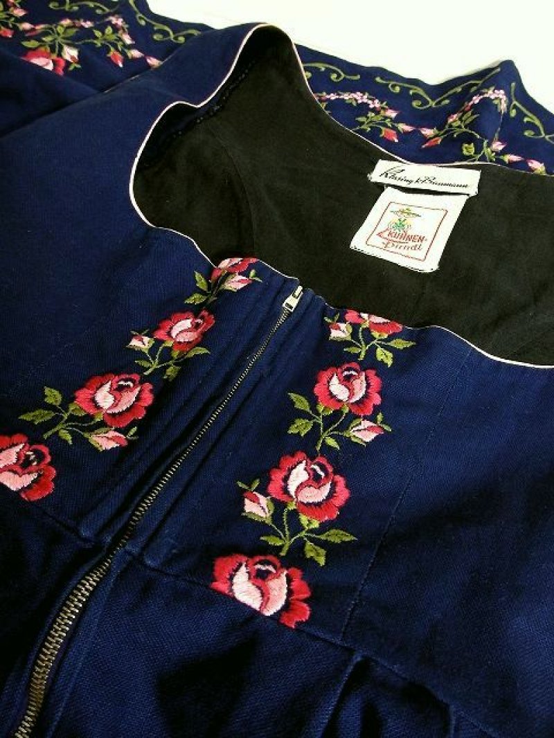 画像3: シックなネイビー地にPinkのお花刺繍がぷっくり浮かび上がる Pinkパイピング装飾 後ろウエストがPOINT ディアンドル チロルワンピース ドイツ民族衣装 舞台 演奏会 フォークダンス オクトーバーフェスト 【3532】