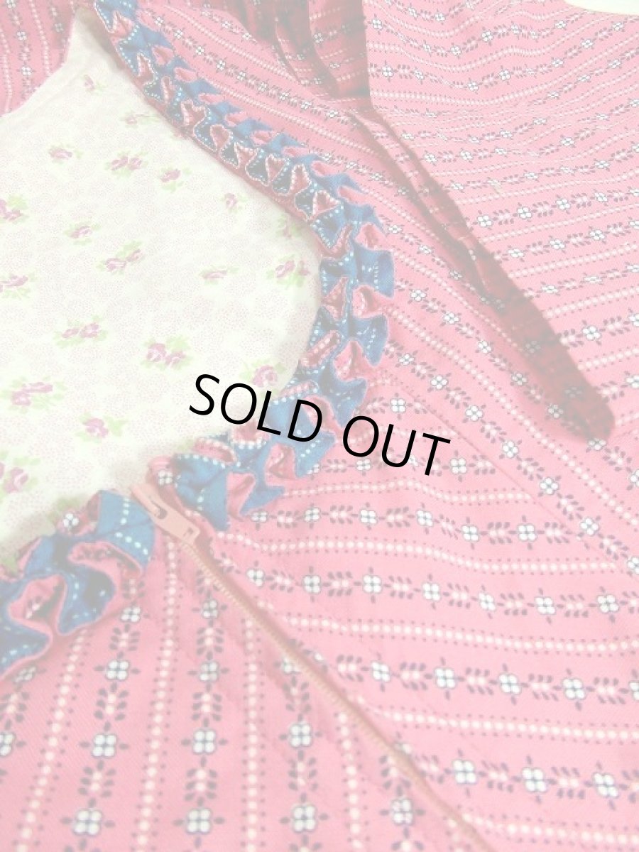 画像3: Pink地にネイビー・ホワイト小花柄×ストライプ柄 エプロン付きが嬉しい ディアンドル チロルワンピース ドイツ民族衣装 舞台 演奏会 フォークダンス オクトーバーフェスト 【3535】 (3)