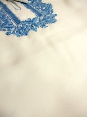 画像5: ぷっくりお花刺繍・ステッチ 綺麗なブルーカラー刺繍にうっとり 袖にも刺繍 ヨーロッパ古着 大人ガーリーなヴィンテージ長袖スモックブラウス【3454】 (5)