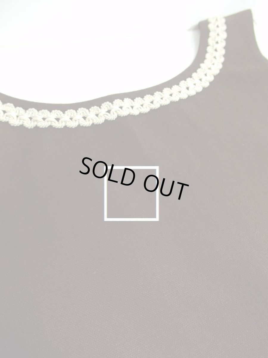 画像4: シックなブラウンカラー地に素晴らしいお花刺繍がぷっくり浮かび上がる 大人クラシカル ディアンドル チロルワンピース ドイツ民族衣装 舞台 演奏会 フォークダンス オクトーバーフェスト 【3607】 (4)