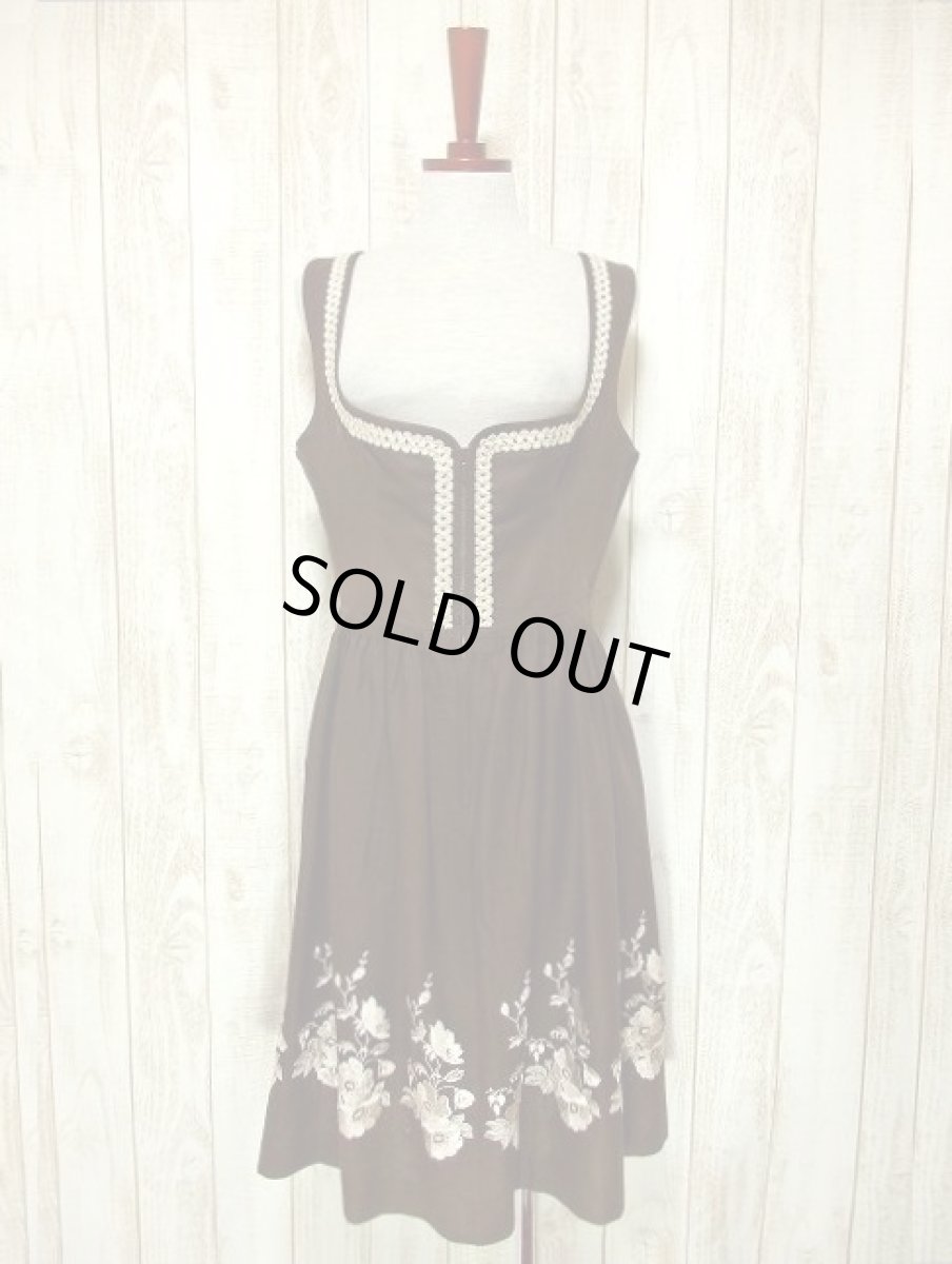 画像2: シックなブラウンカラー地に素晴らしいお花刺繍がぷっくり浮かび上がる 大人クラシカル ディアンドル チロルワンピース ドイツ民族衣装 舞台 演奏会 フォークダンス オクトーバーフェスト 【3607】 (2)