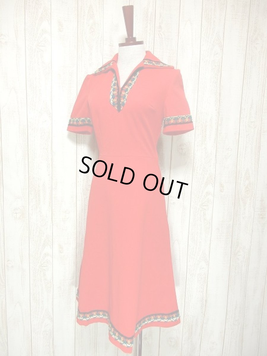 画像2: ヨーロッパ古着 カラフルかぎ針レース編み装飾がCUTE♪秋のレトロフォークロアstyle!!大きなレトロ襟・綺麗なシルエットライン!!60'sヴィンテージワンピース (2)