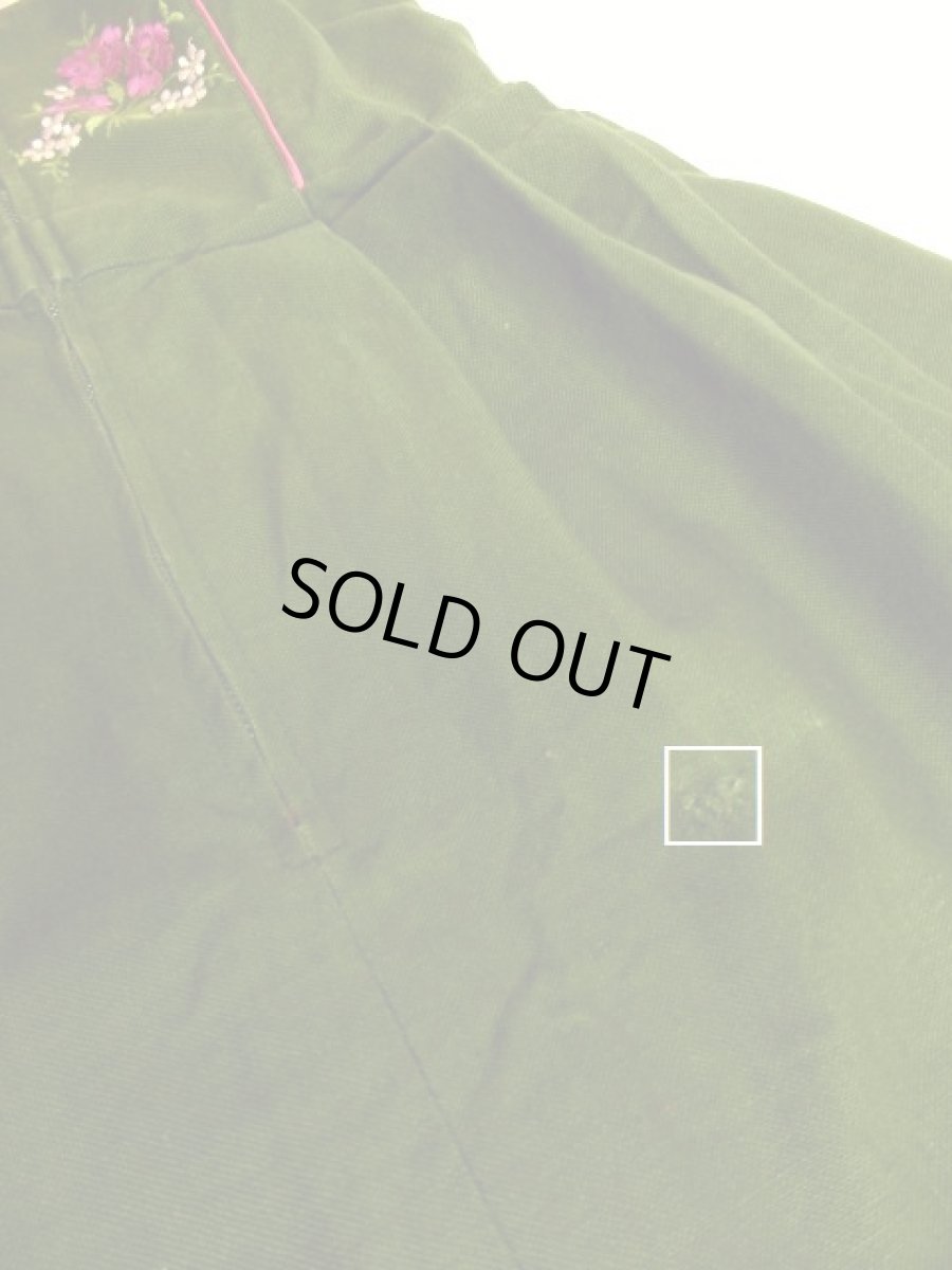 画像5: グリーン地にPINK・パープルぷっくりお花柄刺繍が可愛い 乙女フォークロア ディアンドル チロルワンピース ドイツ民族衣装 舞台 演奏会 フォークダンス オクトーバーフェスト 【3715】 (5)