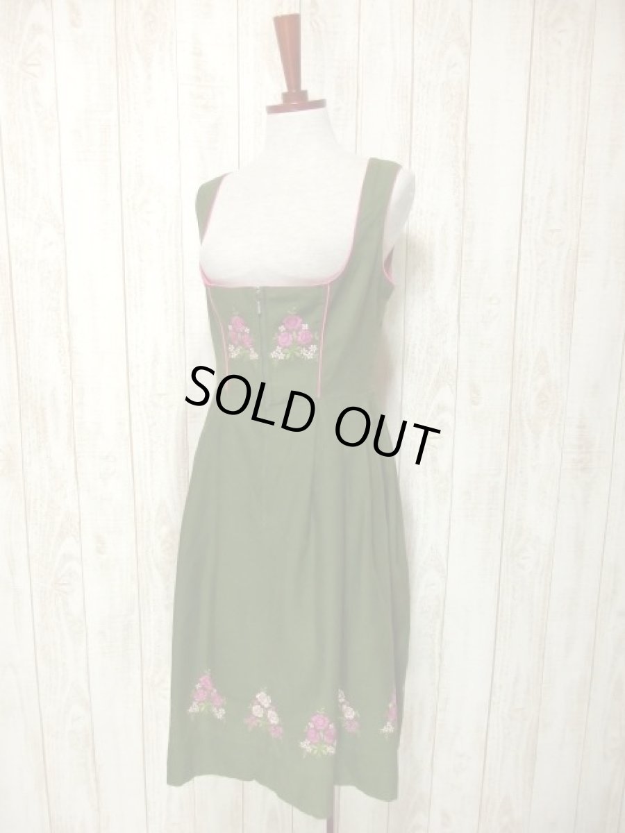 画像2: グリーン地にPINK・パープルぷっくりお花柄刺繍が可愛い 乙女フォークロア ディアンドル チロルワンピース ドイツ民族衣装 舞台 演奏会 フォークダンス オクトーバーフェスト 【3715】 (2)