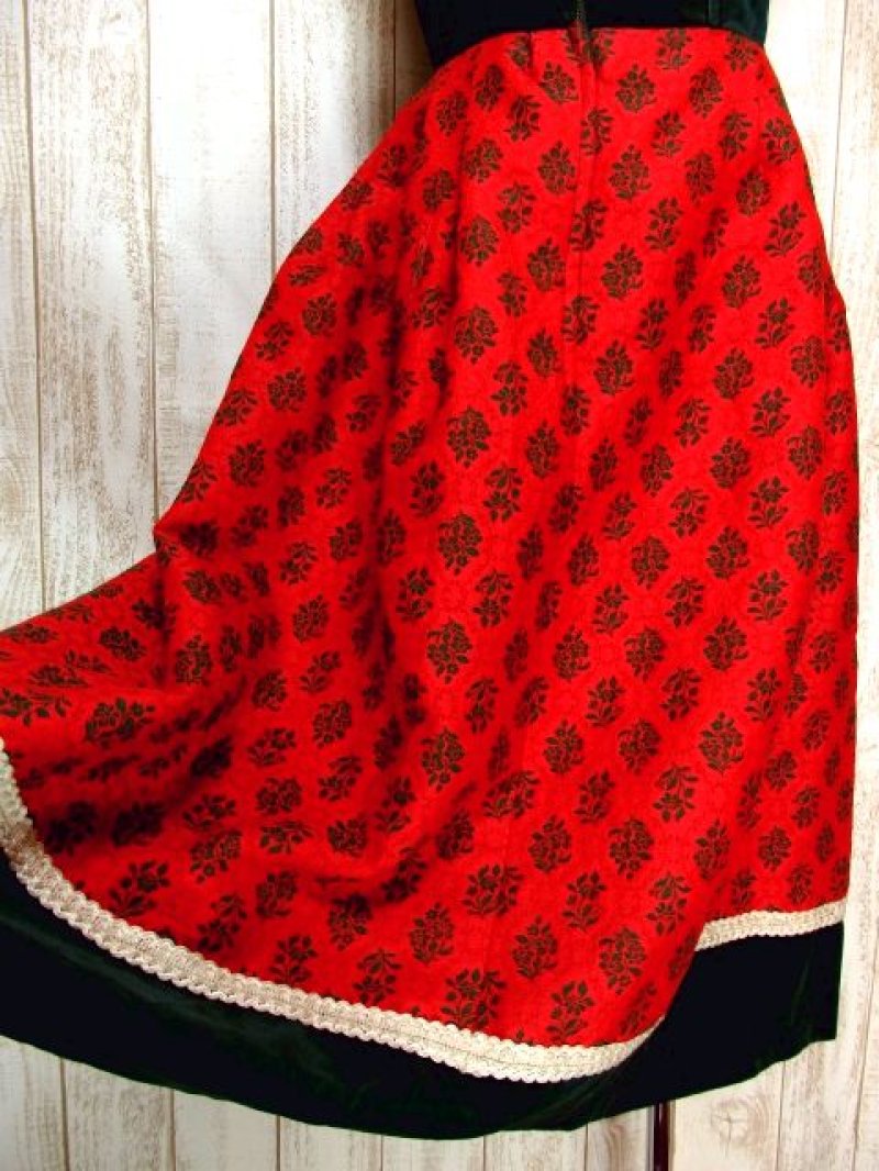 画像2: お花刺繍とクラシカル模様 ベルベット切り替えしデザイン ディアンドル チロルワンピース ドイツ民族衣装 舞台 演奏会 フォークダンス オクトーバーフェスト 【3800】