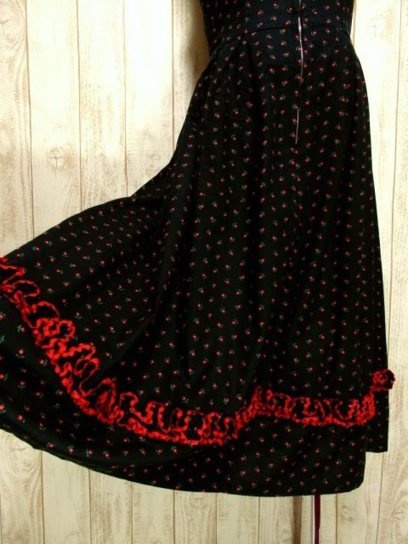 画像2: Blackカラー地にレッド×グリーンカラーの可愛らしいハートモチーフ小花柄が広がる ディアンドル チロルワンピース ドイツ民族衣装 舞台 演奏会 フォークダンス オクトーバーフェスト 【3827】