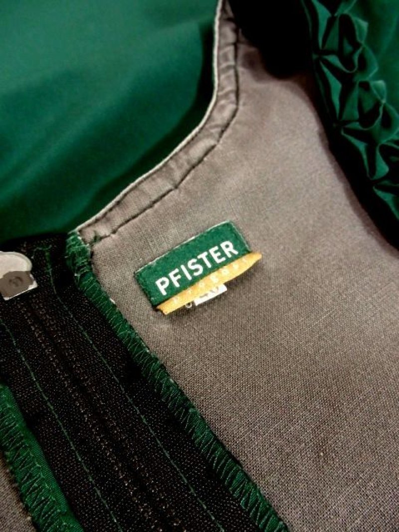 画像3: サイド編み上げデザイン 大人レトロフォークロア ブーツとの相性も抜群 深いシックなGreenカラー×お花彫りボタン ディアンドル チロルワンピース ドイツ民族衣装 舞台 演奏会 フォークダンス オクトーバーフェスト 【3835】