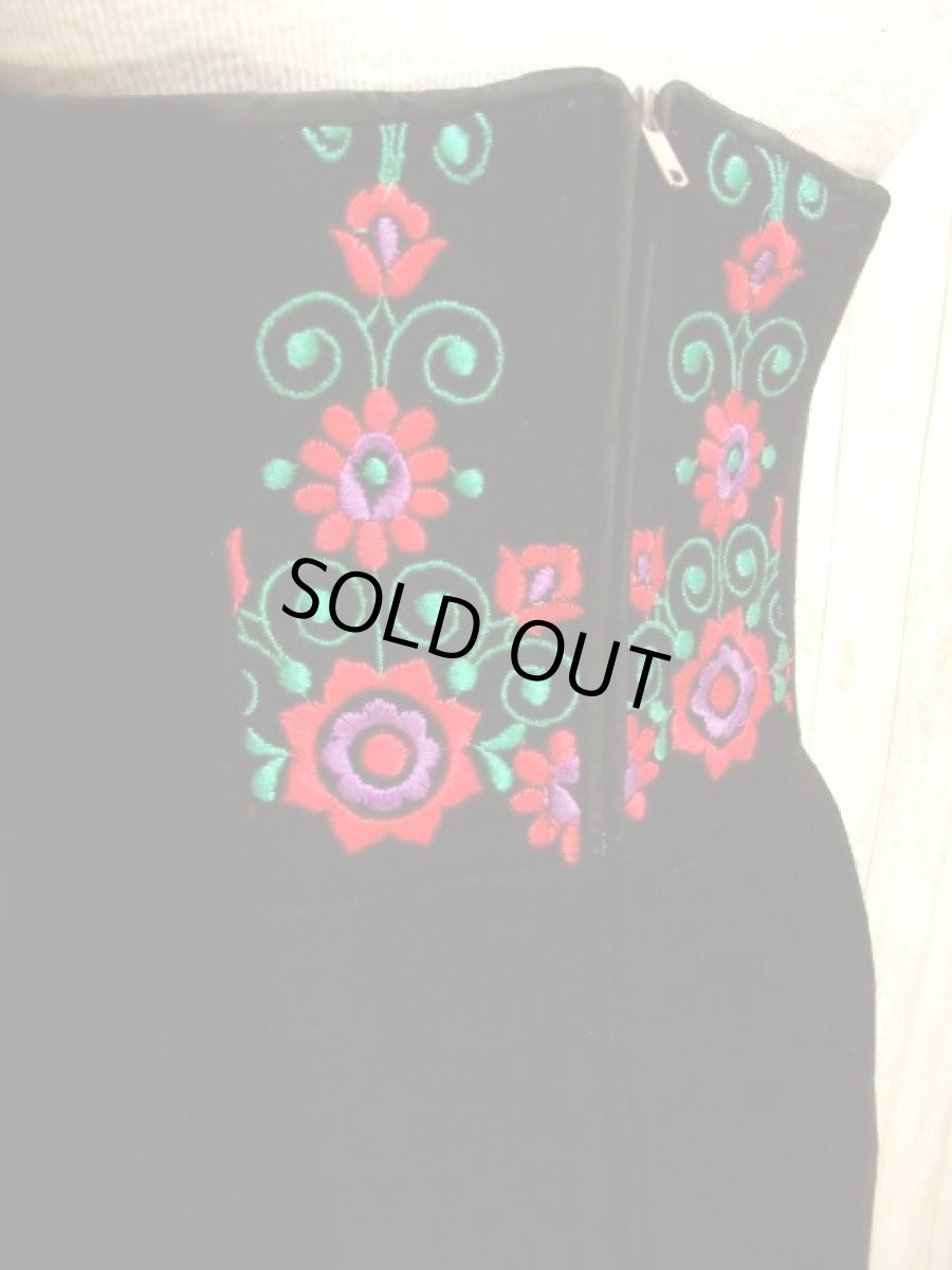 画像3: 素晴らしいお花刺繍がぷっくり浮かび上がる 360度華やか刺繍にうっとり ディアンドル チロルワンピース ドイツ民族衣装 舞台 演奏会 フォークダンス オクトーバーフェスト 【3858】 (3)