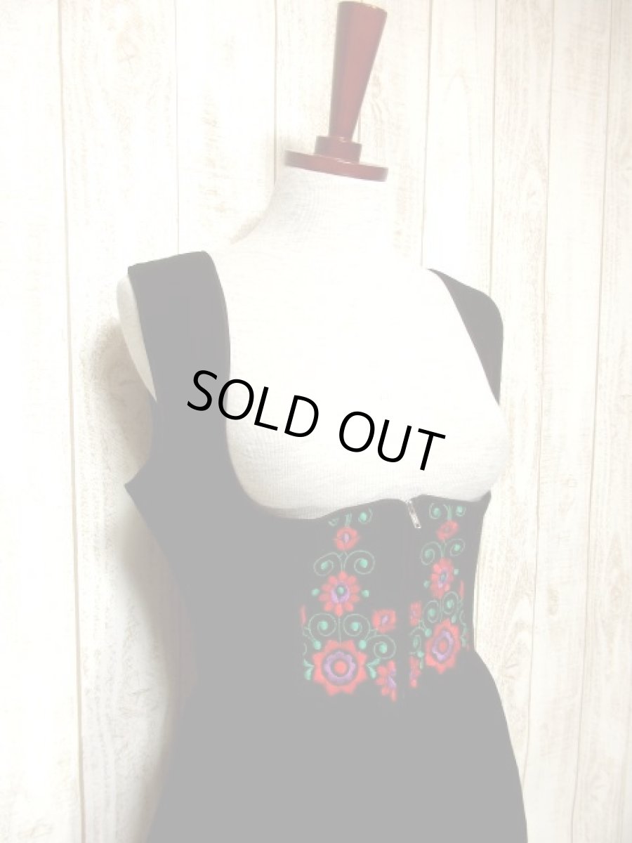 画像4: 素晴らしいお花刺繍がぷっくり浮かび上がる 360度華やか刺繍にうっとり ディアンドル チロルワンピース ドイツ民族衣装 舞台 演奏会 フォークダンス オクトーバーフェスト 【3858】 (4)