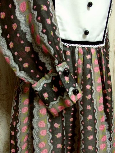 画像2: ヨーロッパ古着　イギリス製★大人可愛い×レトロクラシカル♪Pinkアンティークフラワー☆ベロアテープ・レース装飾♪ふんわりガーリーヨーロピアンヴィンテージドレス