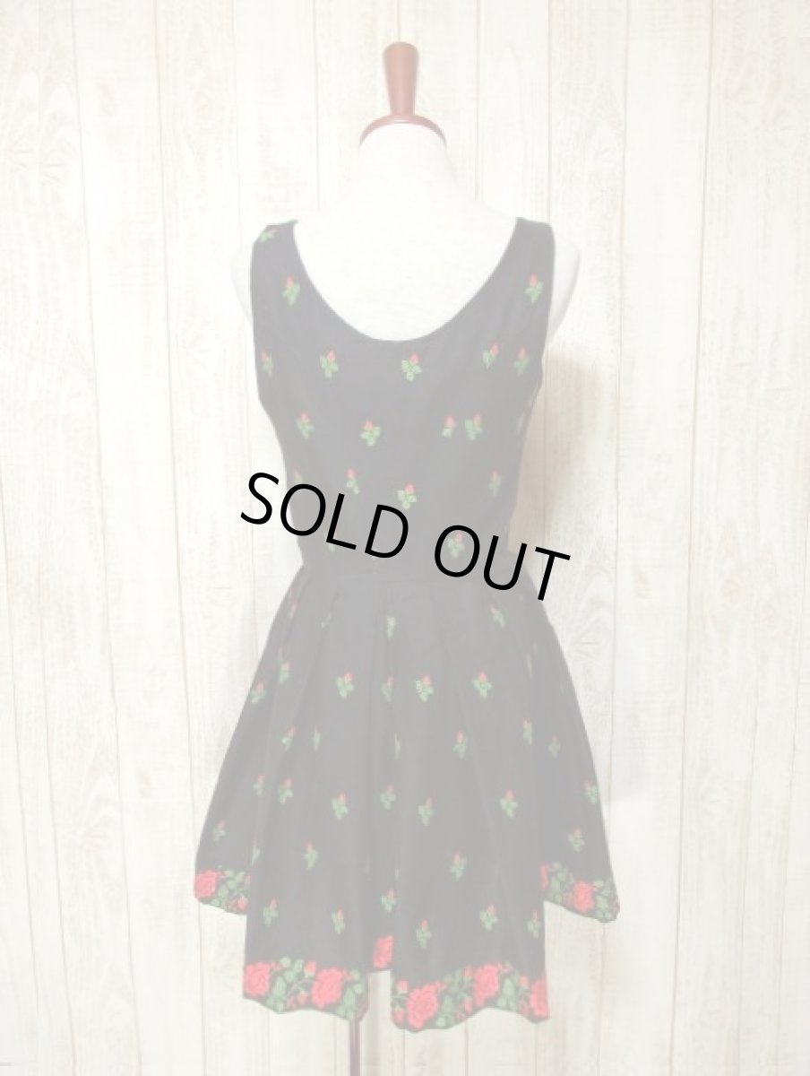 画像4: 360度ぷっくりお花刺繍が可愛い ウエストキュッとスカートふんわり シルエットも抜群 贅沢刺繍 ディアンドル チロルワンピース ドイツ民族衣装 舞台 演奏会 フォークダンス オクトーバーフェスト 【3930】 (4)