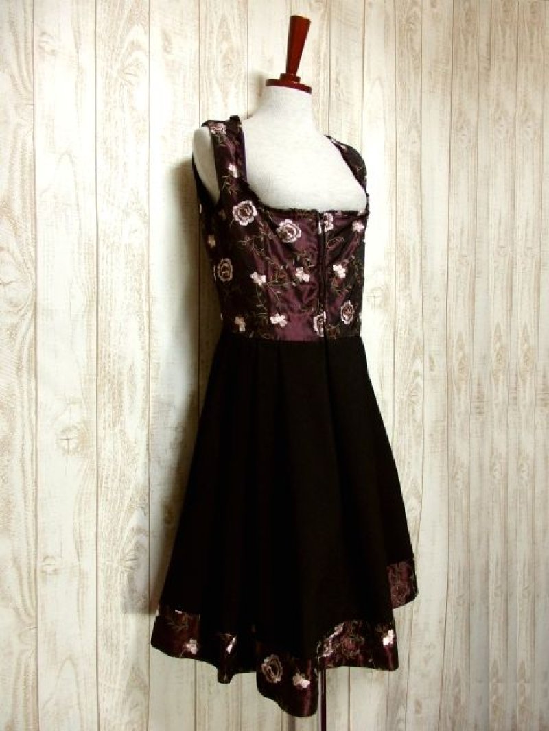 画像1: エレガントな花柄刺繍が施された逸品 切り替えしデザインが魅力的なふんわり綺麗なライン ディアンドル チロルワンピース ドイツ民族衣装 舞台 演奏会 フォークダンス オクトーバーフェスト 【4122】