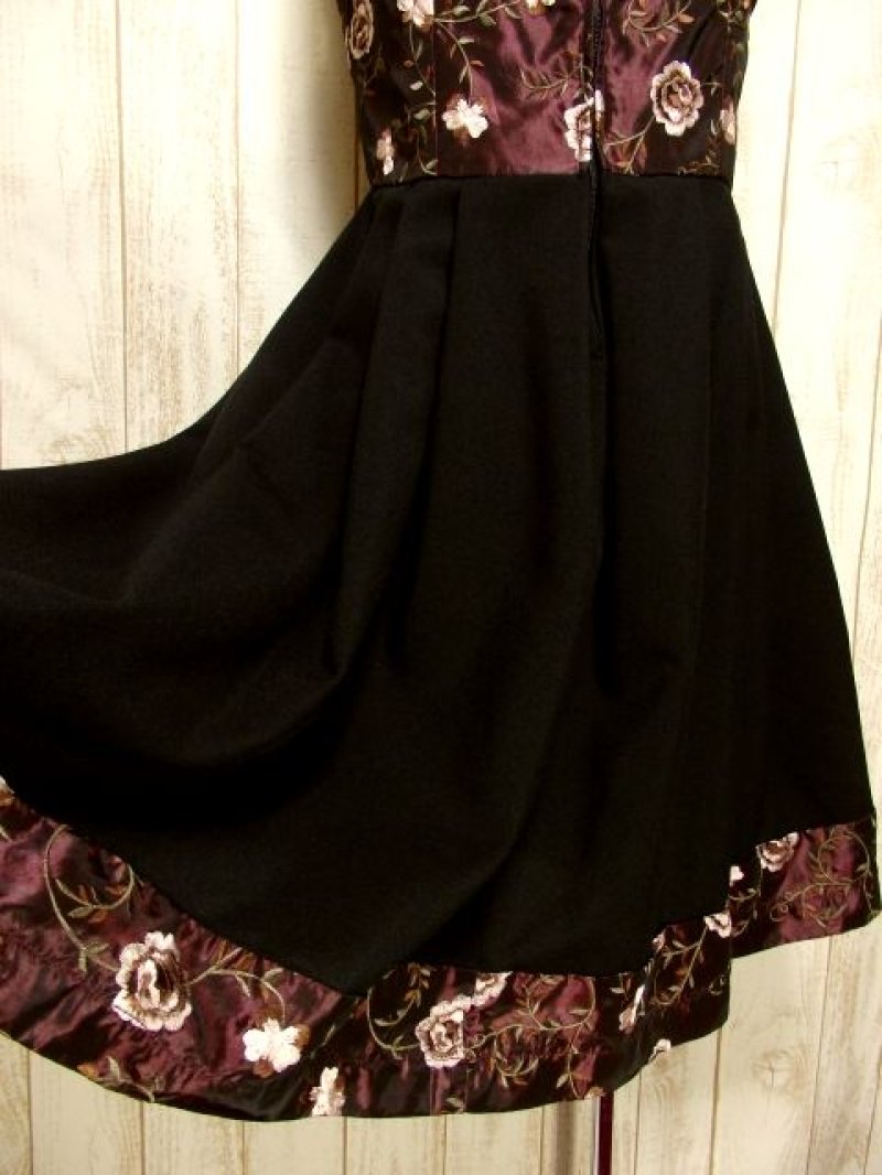 画像2: エレガントな花柄刺繍が施された逸品 切り替えしデザインが魅力的なふんわり綺麗なライン ディアンドル チロルワンピース ドイツ民族衣装 舞台 演奏会 フォークダンス オクトーバーフェスト 【4122】