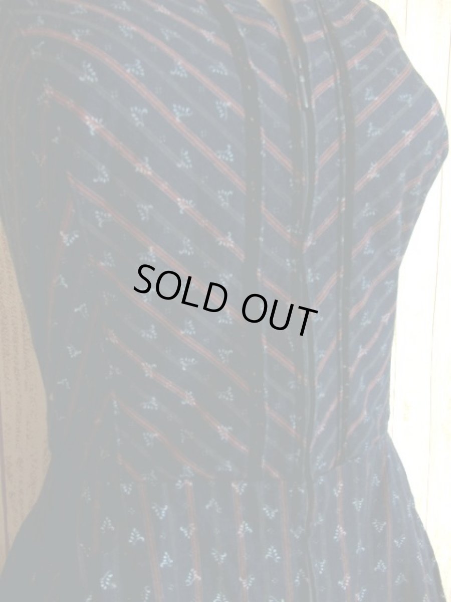 画像4: 斜めストライプ×ストライプ ベルベットリボンテープ装飾 大人レトロクラシカル ディアンドル チロルワンピース ドイツ民族衣装 舞台 演奏会 フォークダンス オクトーバーフェスト 【4325】 (4)