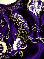 画像7: ぷっくり刺繍が可愛い めずらしいパープルカラー ヨーロッパ古着 大人フォークロアなヴィンテージスモックブラウス【4399】 (7)