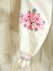 画像6: 贅沢なピンクお花刺繍が可愛すぎる 袖にも刺繍ヨーロッパ古着  乙女ヴィンテージ長袖スモックブラウス【4481】 (6)