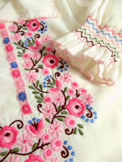 画像3: 贅沢なピンクお花刺繍が可愛すぎる 袖にも刺繍ヨーロッパ古着  乙女ヴィンテージ長袖スモックブラウス【4481】