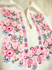 画像3: 贅沢なピンクお花刺繍が可愛すぎる 袖にも刺繍ヨーロッパ古着  乙女ヴィンテージ長袖スモックブラウス【4481】 (3)