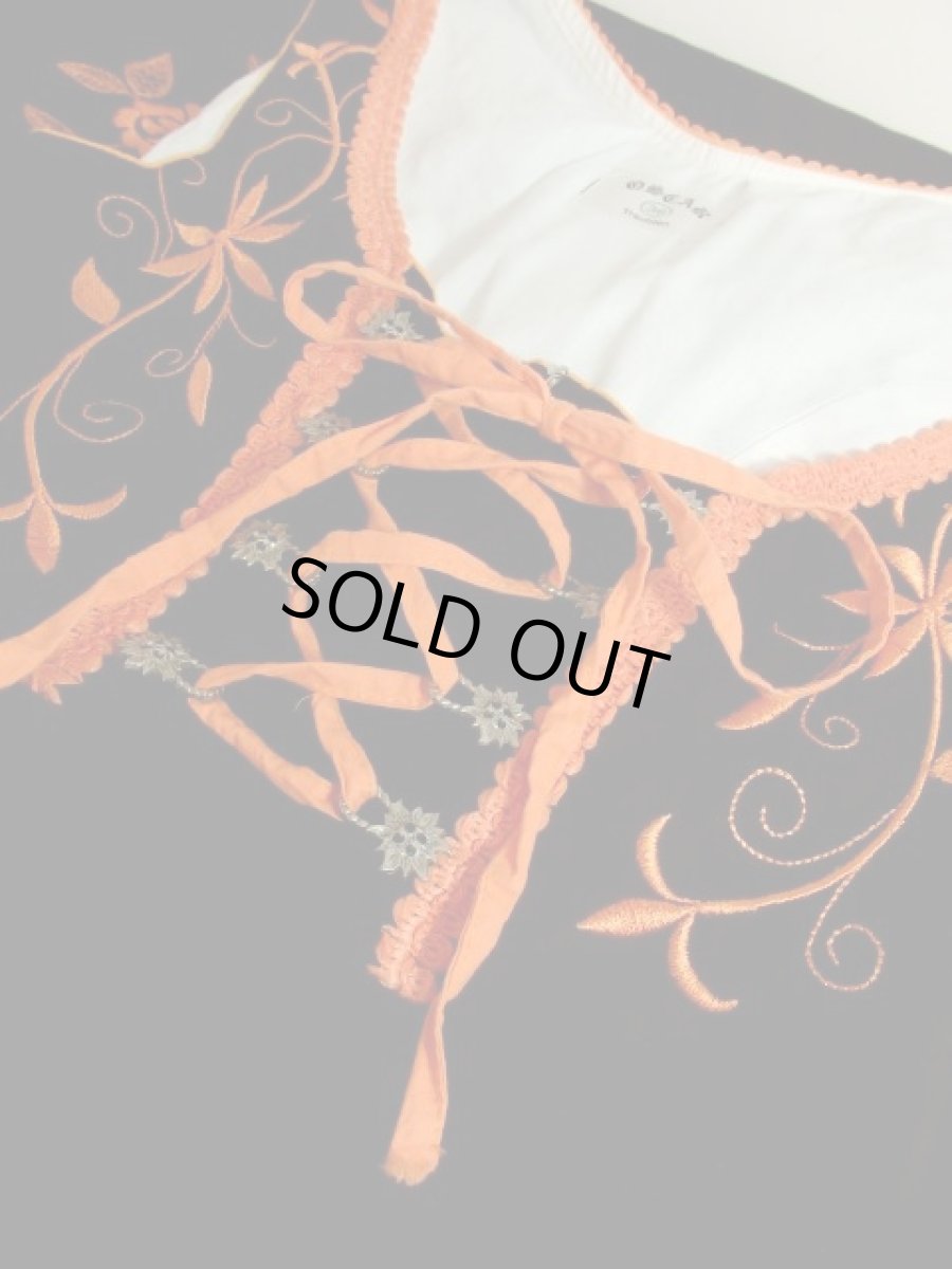 画像8: お花刺繍にうっとり 胸元リボン結び フロントジッパーデザイン ディアンドル チロルワンピース ドイツ民族衣装 舞台 演奏会 フォークダンス オクトーバーフェスト 【4625】 (8)