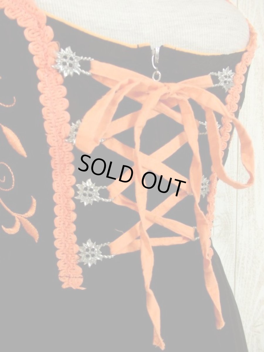 画像4: お花刺繍にうっとり 胸元リボン結び フロントジッパーデザイン ディアンドル チロルワンピース ドイツ民族衣装 舞台 演奏会 フォークダンス オクトーバーフェスト 【4625】 (4)