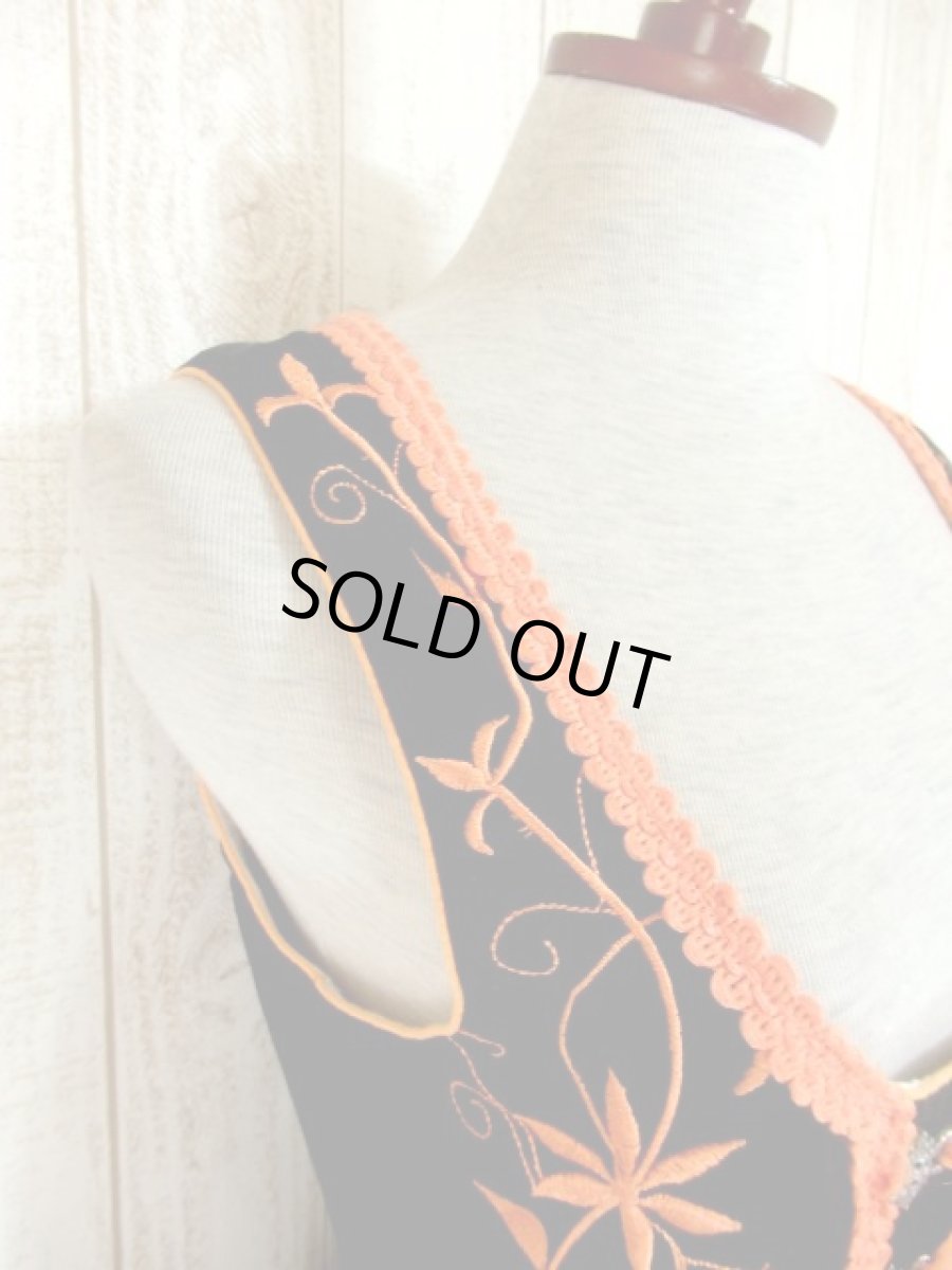 画像3: お花刺繍にうっとり 胸元リボン結び フロントジッパーデザイン ディアンドル チロルワンピース ドイツ民族衣装 舞台 演奏会 フォークダンス オクトーバーフェスト 【4625】 (3)