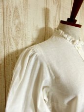 画像6: ヨーロッパ古着　オーストリア製 ベーシックなデザイン ふんわり袖＆ショート丈で可愛く ヨーロピアンヴィンテージホワイトブラウス【4749】 (6)