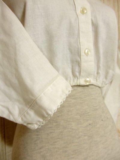 画像2: ヨーロッパ古着　オーストリア製 ベーシックなデザイン ふんわり袖＆ショート丈で可愛く ヨーロピアンヴィンテージホワイトブラウス【4749】