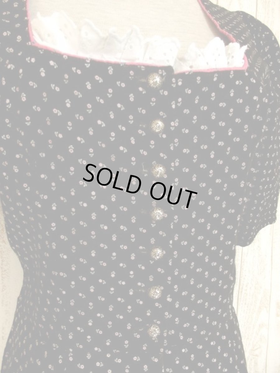 画像3: 小花柄×アンティークレース装飾がとびっきり可愛い パフスリーブ ディアンドル チロルワンピース ドイツ民族衣装 舞台 演奏会 フォークダンス オクトーバーフェスト 【4765】 (3)