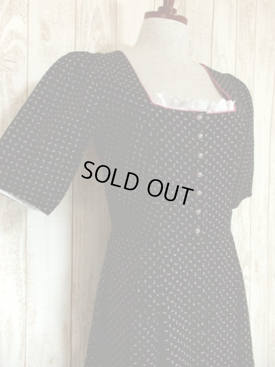 画像4: 小花柄×アンティークレース装飾がとびっきり可愛い パフスリーブ ディアンドル チロルワンピース ドイツ民族衣装 舞台 演奏会 フォークダンス オクトーバーフェスト 【4765】 (4)