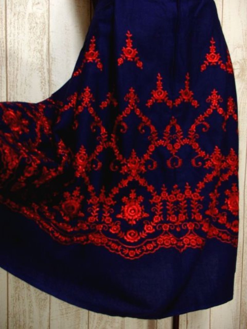 画像2: 深みのあるネイビーカラー×レッドカラーのお花刺繍が素晴らしい 魅力的なフォークロ刺繍入り ディアンドル チロルワンピース ドイツ民族衣装 舞台 演奏会 フォークダンス オクトーバーフェスト 【4985】