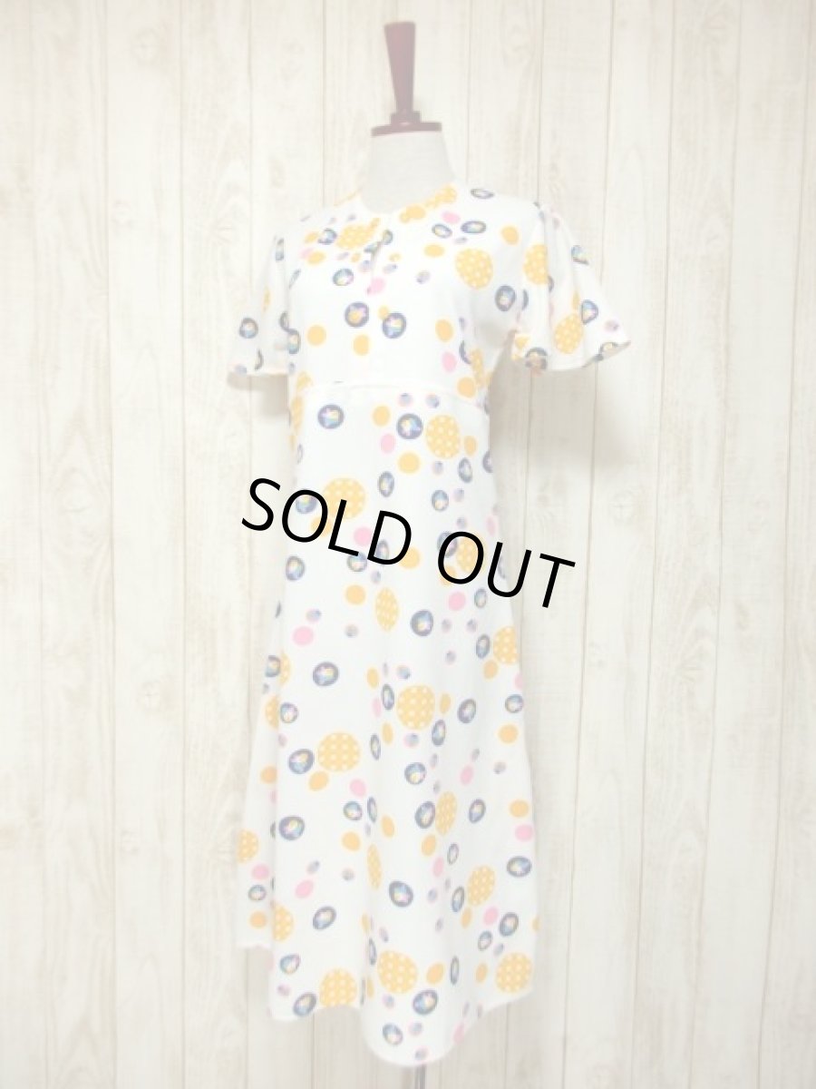 画像2: ドット柄 スクエア柄 花柄 ホワイト 70's ポップ 半袖 レトロ ヨーロッパ古着 ヴィンテージワンピース【4991】 (2)