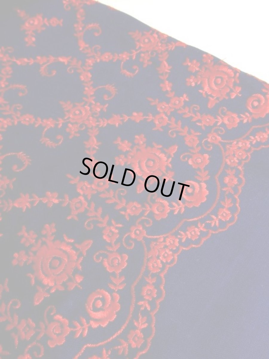 画像8: 深みのあるネイビーカラー×レッドカラーのお花刺繍が素晴らしい 魅力的なフォークロ刺繍入り ディアンドル チロルワンピース ドイツ民族衣装 舞台 演奏会 フォークダンス オクトーバーフェスト 【4985】 (8)