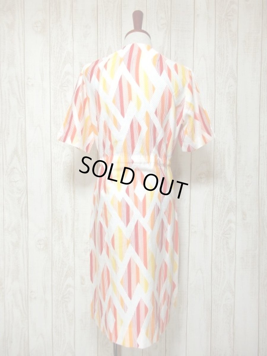 画像5: レトロポップサイケ!!! 幾何学柄×ストライプ♪ポップなカラーリングがセンス抜群!!ウエストリボン結びでアクセント★　70'sヴィンテージワンピース (5)