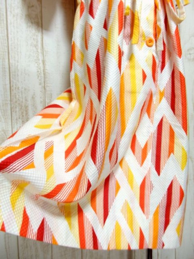 画像2: レトロポップサイケ!!! 幾何学柄×ストライプ♪ポップなカラーリングがセンス抜群!!ウエストリボン結びでアクセント★　70'sヴィンテージワンピース