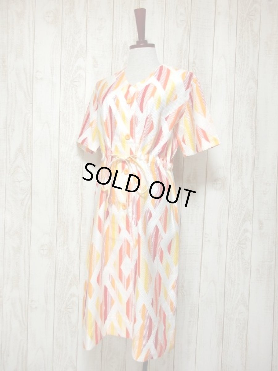 画像2: レトロポップサイケ!!! 幾何学柄×ストライプ♪ポップなカラーリングがセンス抜群!!ウエストリボン結びでアクセント★　70'sヴィンテージワンピース (2)