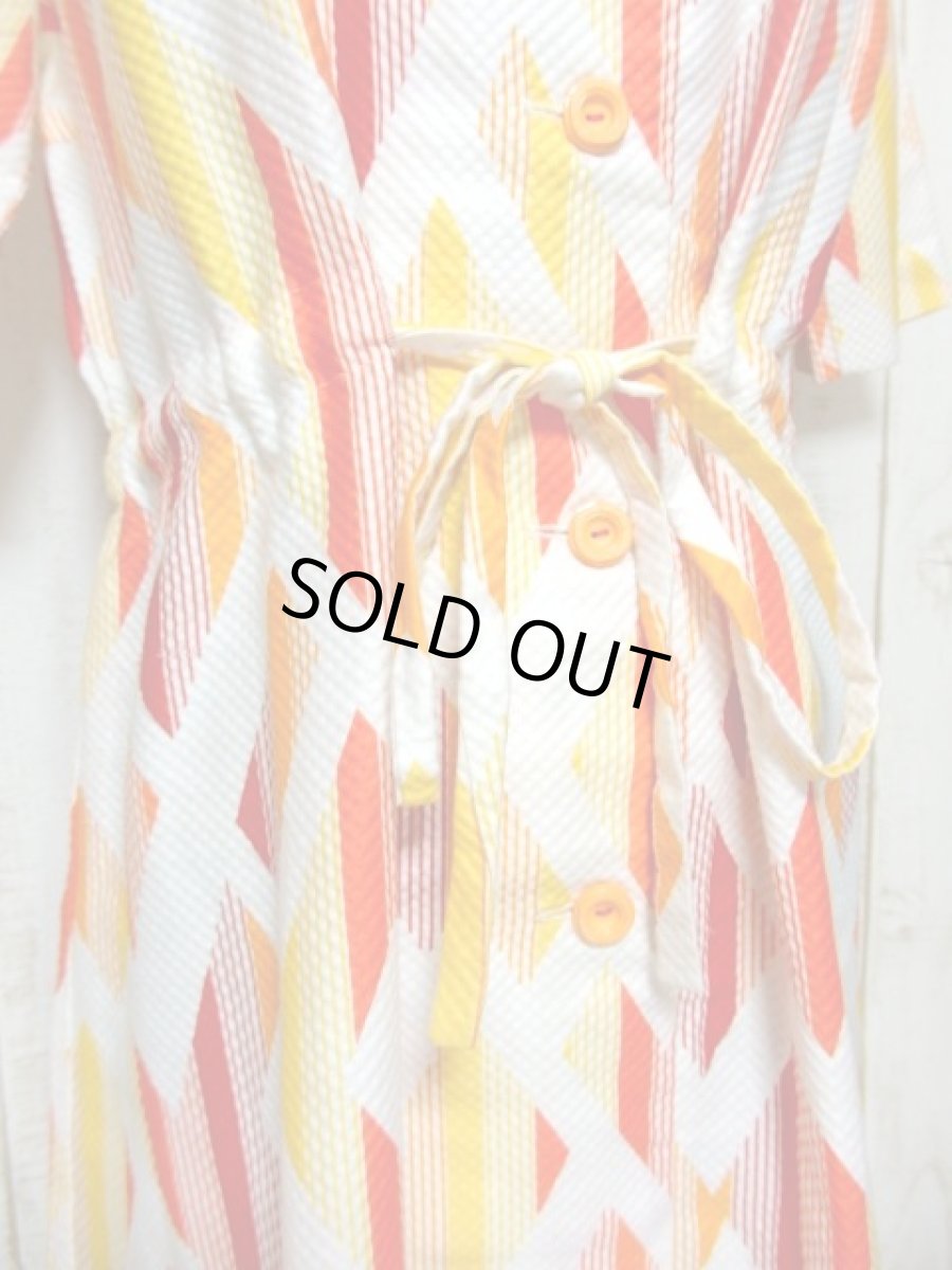 画像6: レトロポップサイケ!!! 幾何学柄×ストライプ♪ポップなカラーリングがセンス抜群!!ウエストリボン結びでアクセント★　70'sヴィンテージワンピース (6)