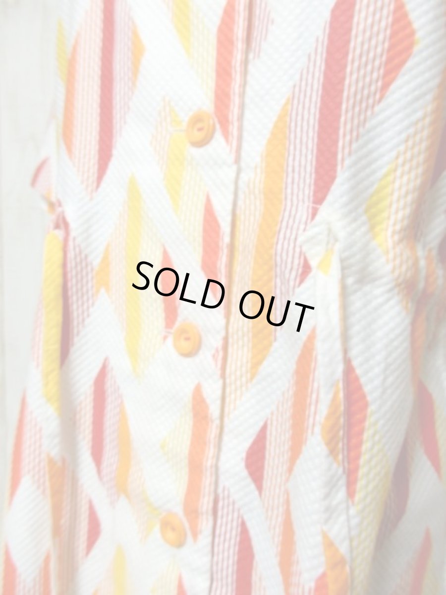 画像10: レトロポップサイケ!!! 幾何学柄×ストライプ♪ポップなカラーリングがセンス抜群!!ウエストリボン結びでアクセント★　70'sヴィンテージワンピース (10)