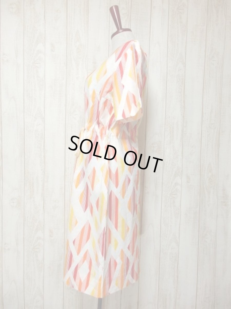 画像7: レトロポップサイケ!!! 幾何学柄×ストライプ♪ポップなカラーリングがセンス抜群!!ウエストリボン結びでアクセント★　70'sヴィンテージワンピース (7)