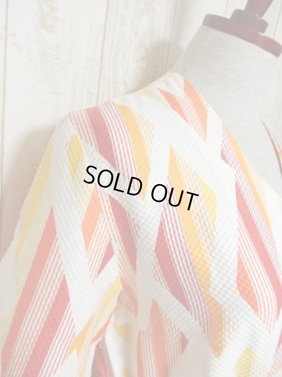 画像8: レトロポップサイケ!!! 幾何学柄×ストライプ♪ポップなカラーリングがセンス抜群!!ウエストリボン結びでアクセント★　70'sヴィンテージワンピース (8)