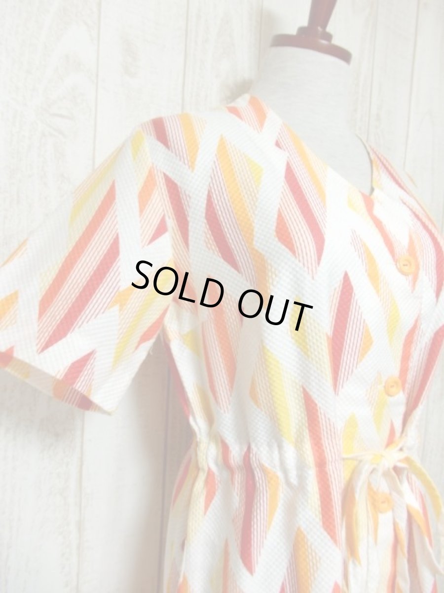 画像4: レトロポップサイケ!!! 幾何学柄×ストライプ♪ポップなカラーリングがセンス抜群!!ウエストリボン結びでアクセント★　70'sヴィンテージワンピース (4)