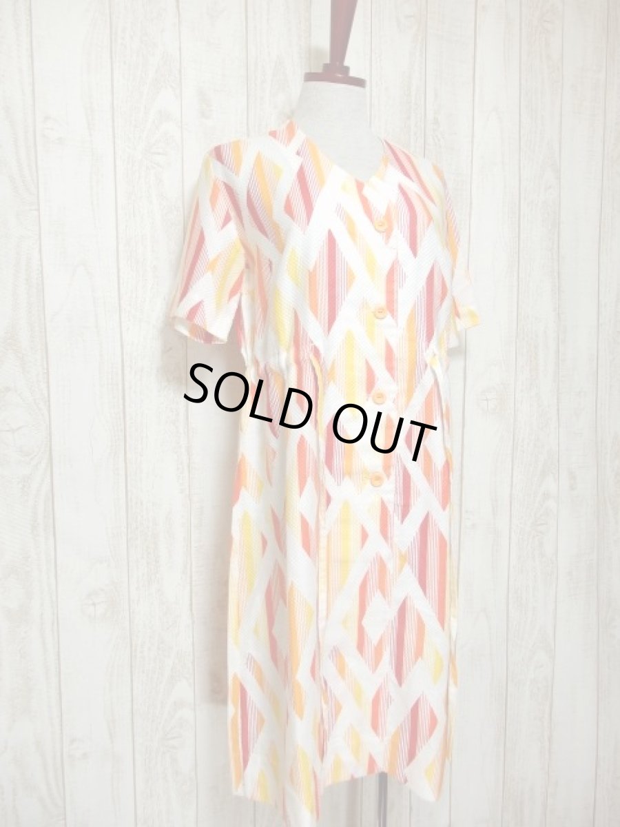 画像9: レトロポップサイケ!!! 幾何学柄×ストライプ♪ポップなカラーリングがセンス抜群!!ウエストリボン結びでアクセント★　70'sヴィンテージワンピース (9)