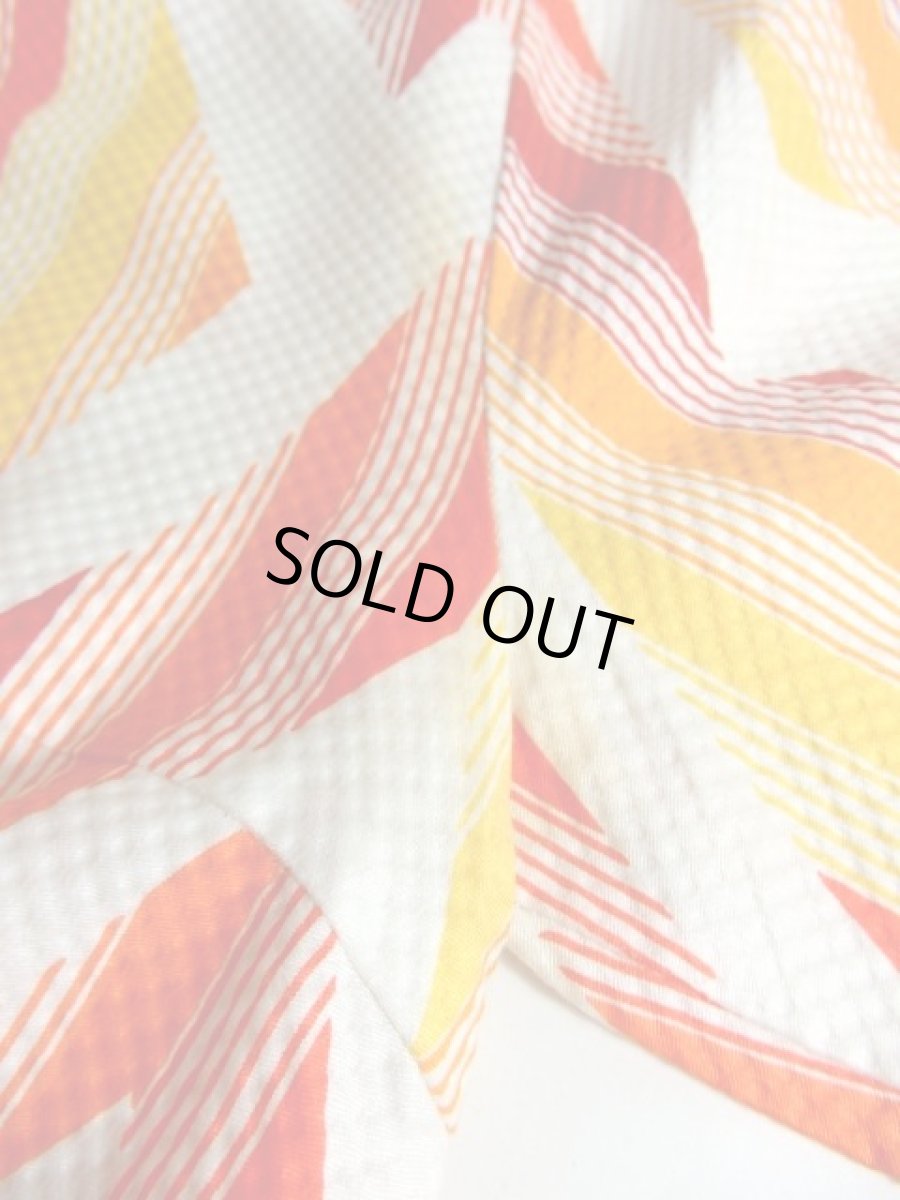 画像13: レトロポップサイケ!!! 幾何学柄×ストライプ♪ポップなカラーリングがセンス抜群!!ウエストリボン結びでアクセント★　70'sヴィンテージワンピース (13)