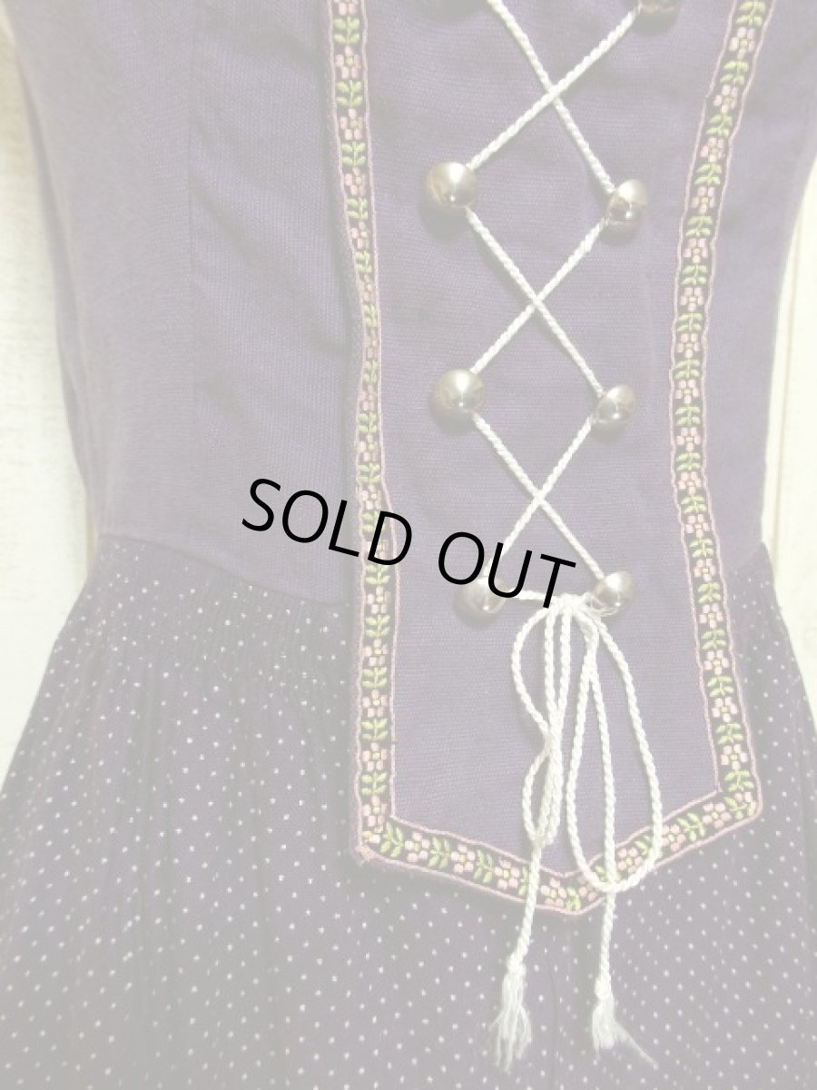 画像4: レトロフォークロア×小花刺繍装飾 ドット柄切り替えしデザイン リボン結びで可愛く ディアンドル チロルワンピース ドイツ民族衣装 舞台 演奏会 フォークダンス オクトーバーフェスト 【5058】 (4)