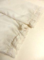 画像12: 贅沢なアンティークフラワーレース装飾 ふんわりボリューム袖デザイン ヨーロッパ古着 主役級ホワイトヴィンテージブラウス【5082】 (12)