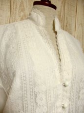 画像3: 贅沢なアンティークフラワーレース装飾 ふんわりボリューム袖デザイン ヨーロッパ古着 主役級ホワイトヴィンテージブラウス【5082】 (3)