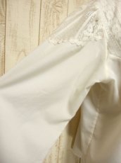 画像7: 贅沢なアンティークフラワーレース装飾 ふんわりボリューム袖デザイン ヨーロッパ古着 主役級ホワイトヴィンテージブラウス【5082】 (7)