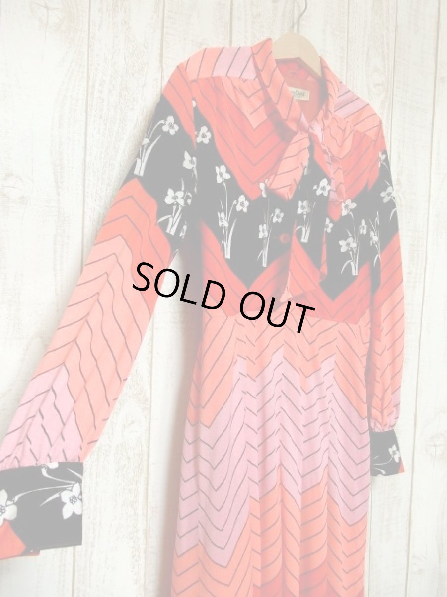 画像2: ポップ 花柄 ジグザグ柄 首元リボン 70's 長袖 昭和レトロ 国産古着 レトロワンピース 【5141】 (2)